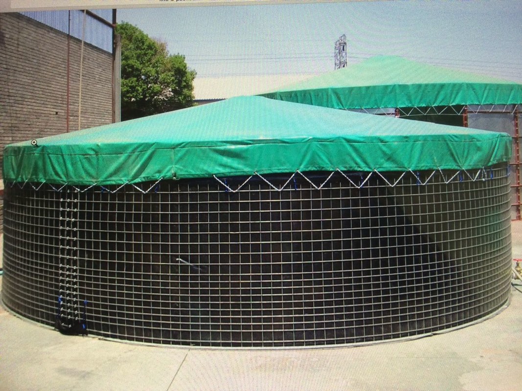 Large wire mesh storage water tank with cover for irrigation